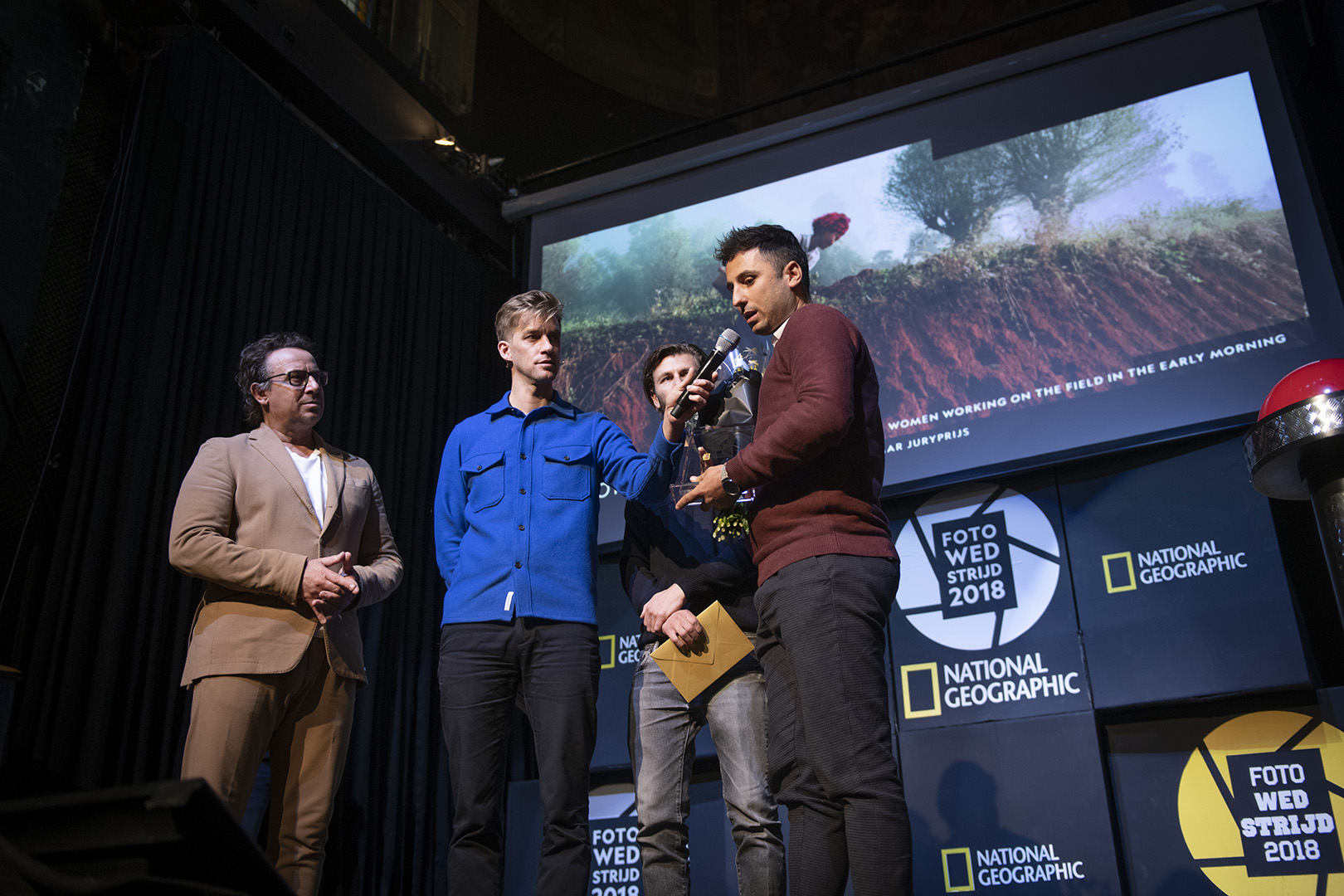national_geographic_overhandiging
